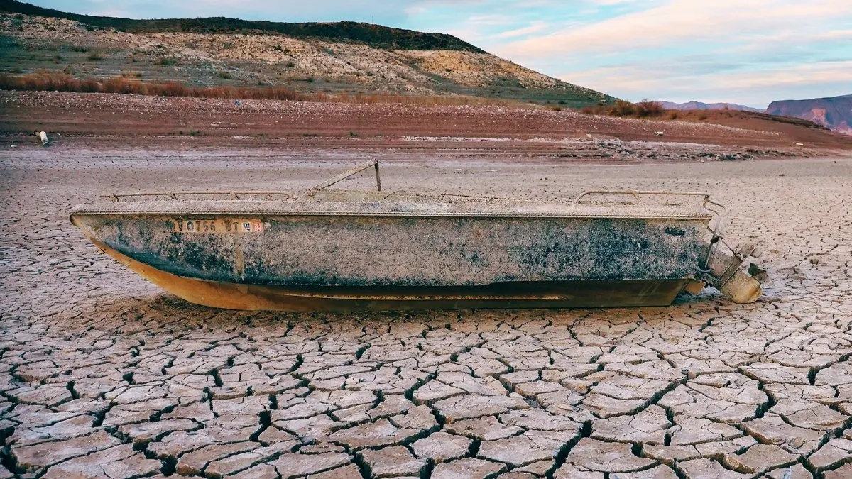 Which Country Has No Lakes?