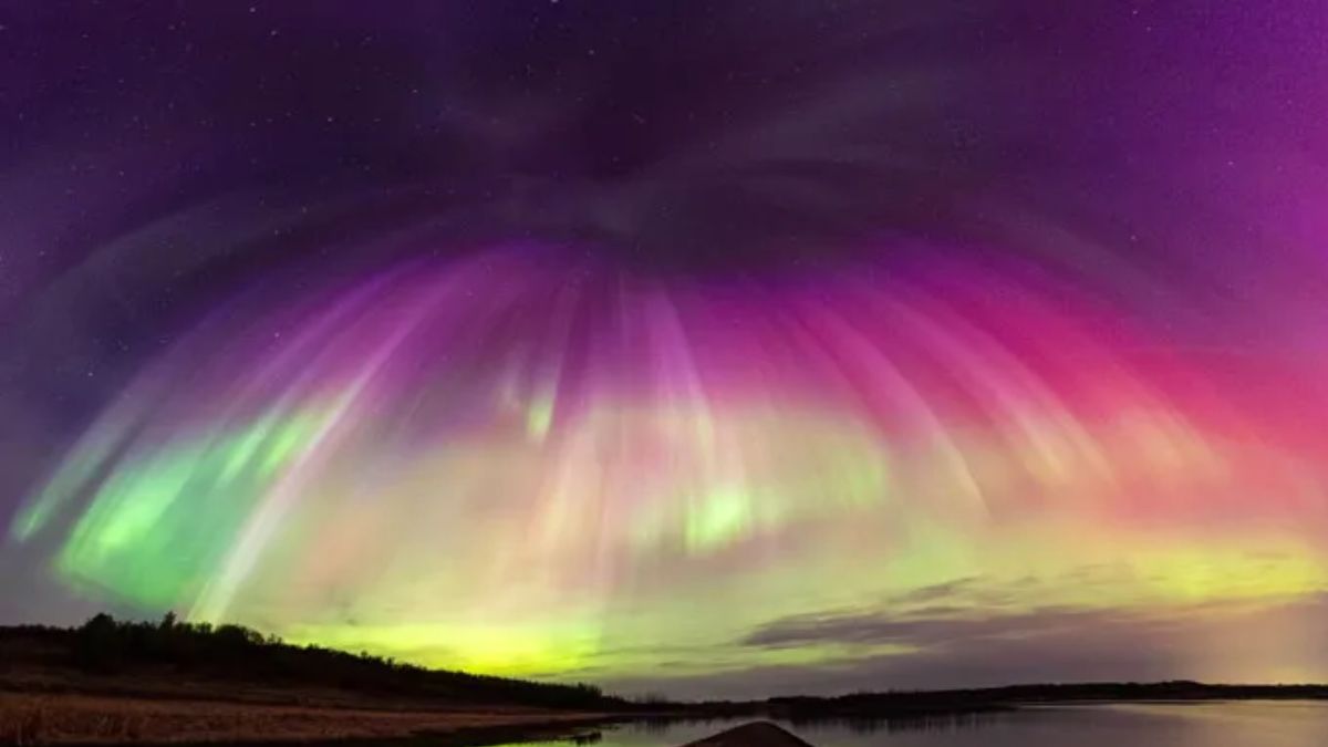 Why do Auroras only occur at the Earth's North and South poles? why-do-Auroras-only-occur-at-the-Earth-North-and-South-poles
