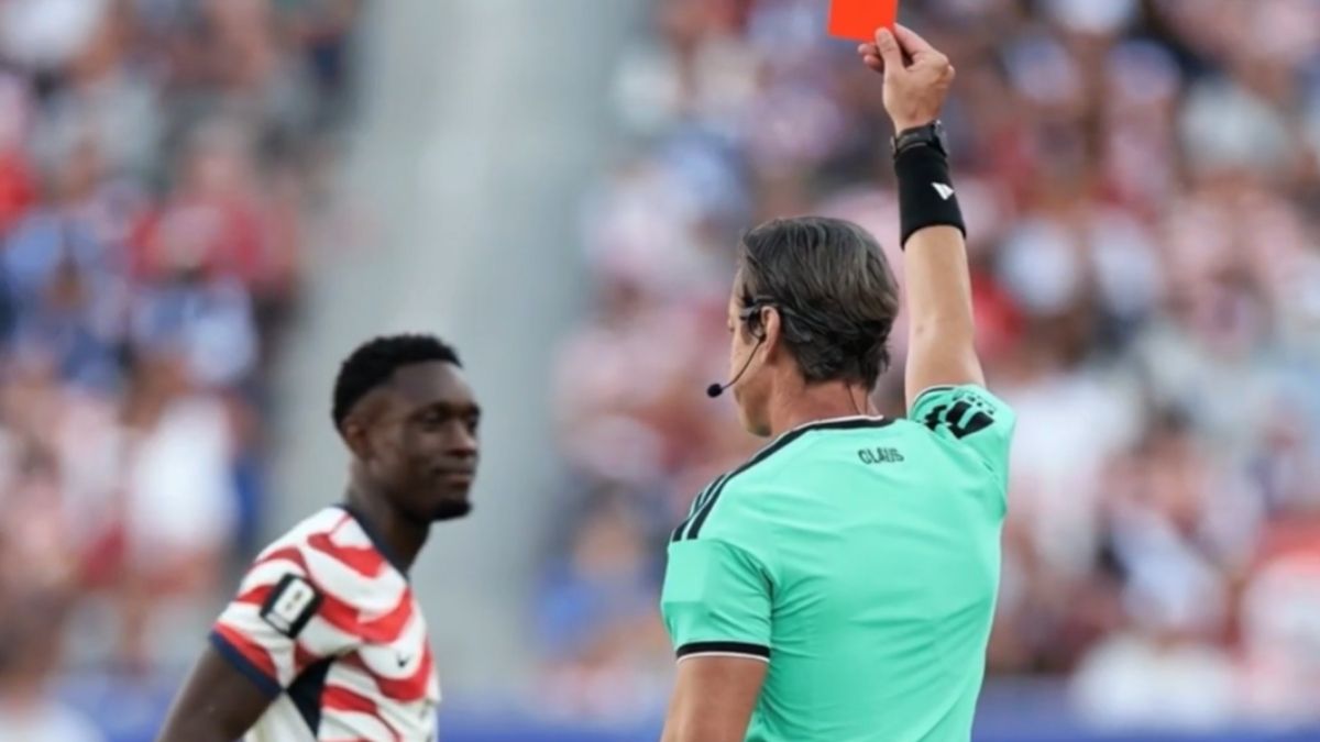 Folarin Balogun receiving red card