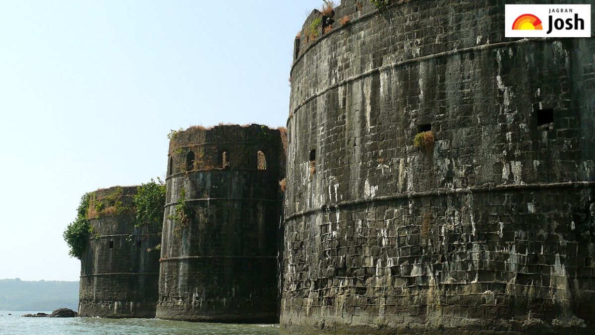 अरब सागर के बीच में बना किला