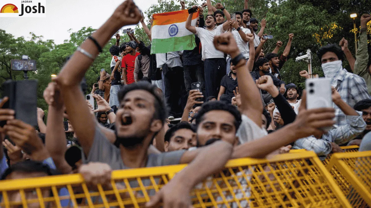 Lucknow University Students Stage Campus Protest Over UG Internal Marks Discrepancies