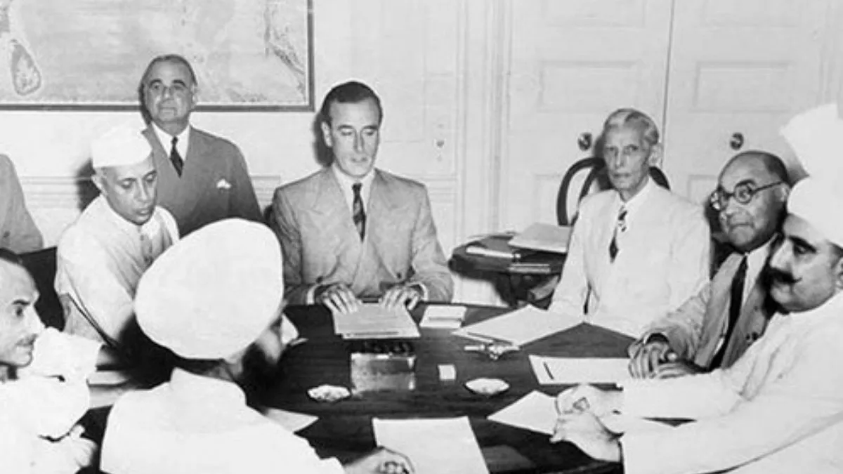 Mountbatten with Jawaharlal Nehru (left) and Muhammad Ali Jinnah (right) discussing the partition of British India, 1947. (Photo Credit: Wikimedia)