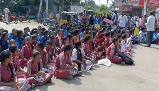 Telangana School Teacher Shortage: Class 10 Students Protest Over Social Studies Teacher Vacancy
