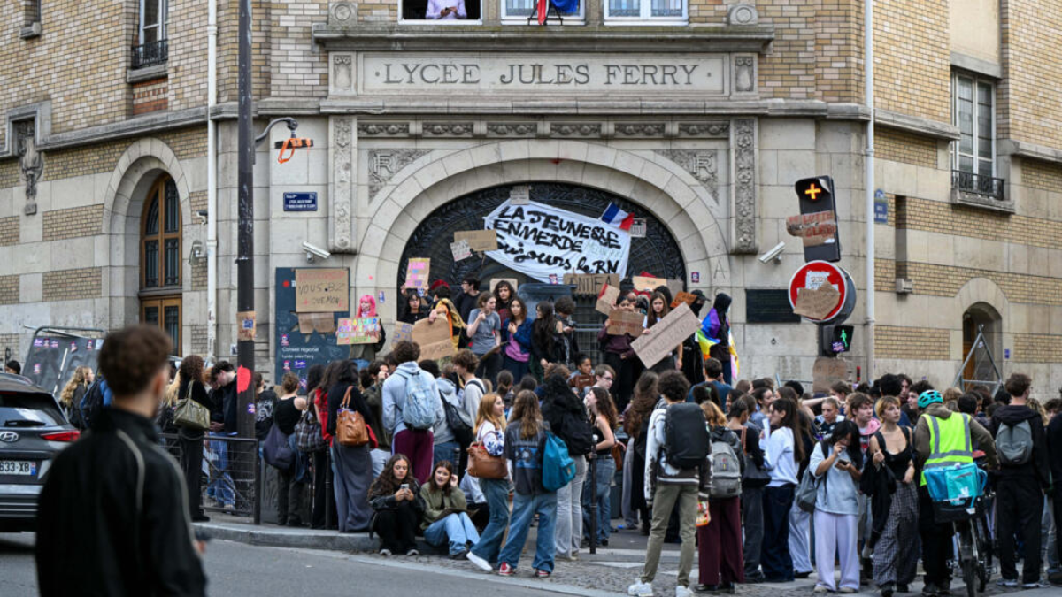 Students gather during a blockade at the Lycée Jules Ferry in Paris, France, on October 1st, 2026. © Urman Lionel, Reuters