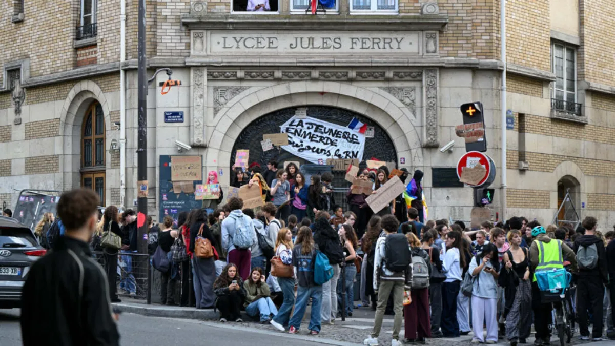 Students gather during a blockade at the Lycée Jules Ferry in Paris, France, on October 1st, 2026. © Urman Lionel, Reuters