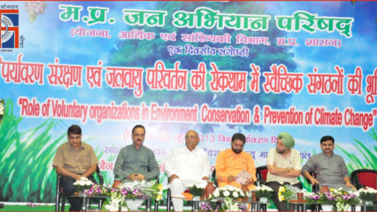 मध्यप्रदेश जन अभियान परिषद के तत्वाधान में सदस्यों व ग्रामीणों ने मिलकर  किया वृक्षारोपणMembers and villagers together planted trees under the aegis  of Madhya Pradesh Jan Abhiyan ...