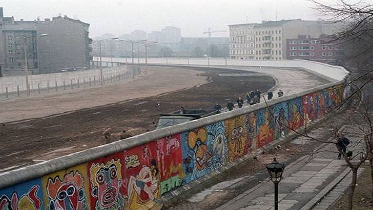 Why Was The Berlin Wall Built 