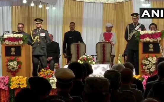जी सी मुर्मू ने जम्मू-कश्मीर तथा आर के माथुर ने लद्दाख के पहले उप-राज्यपाल पद की शपथ ग्रहण की