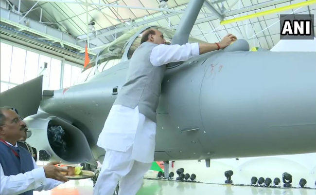 भारत को मिला पहला राफेल विमान, रक्षा मंत्री ने भारत के पहले राफेल विमान की शस्त्र पूजा की