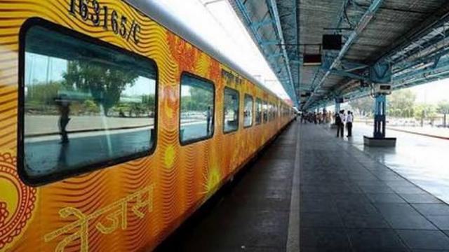 Tejas Express: मुख्यमंत्री आदित्यनाथ ने देश की पहली प्राइवेट ट्रेन तेजस को दिखाई हरी झंडी, जाने इसके बारे में सबकुछ