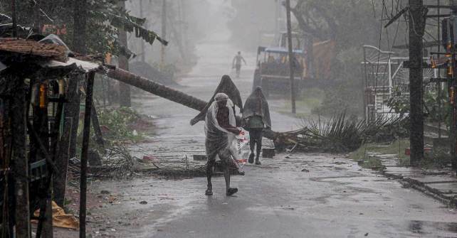 प्रधानमंत्री ने लिया अम्फान तूफान से नुकसान का जायजा, पश्चिम बंगाल को 1000 करोड़ का राहत पैकेज