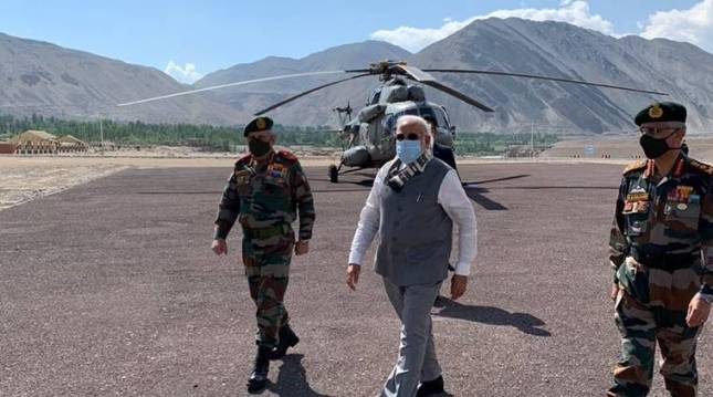 भारत-चीन तनाव के बीच अचानक लेह पहुँचे प्रधानमंत्री मोदी, CDS जनरल बिपिन रावत भी मौजूद