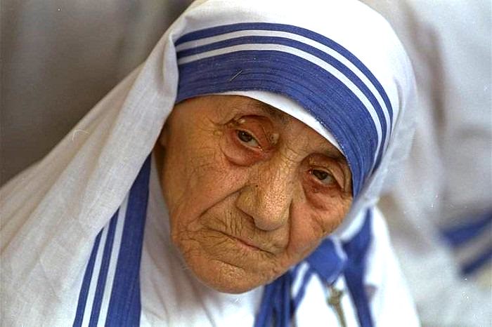 मदर टेरेसा की 109वीं जयंती मनाई गई, जानिए उनके जीवन से जुड़ी खास बातें