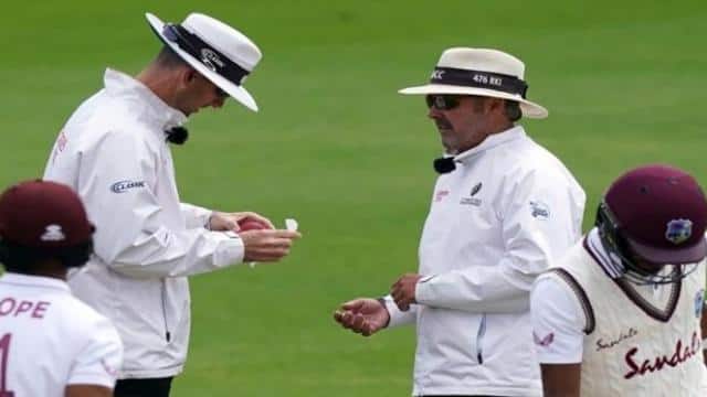 ICC का नियम तोड़ने वाले पहले क्रिकेटर बने डॉम सिब्ले, गेंद पर लार का किया इस्तेमाल