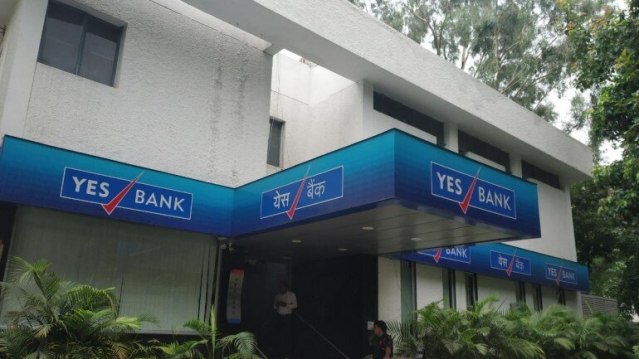 Yes Bank के ग्राहकों को झटका, अब खाते से नहीं निकाल पाएंगे 50 हजार रुपये से ज्यादा