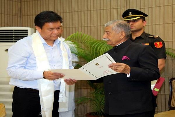 पेमा खांडू ने अरुणाचल प्रदेश के मुख्यमंत्री पद की शपथ ली
