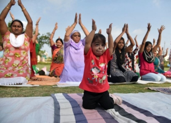 विश्व की सबसे छोटी महिला ज्योति आम्गे ने किया योग