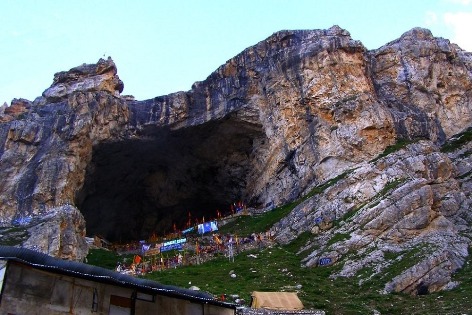 अमरनाथ गुफा मंदिर में मंत्रोच्चार या घंटी बजाने पर रोक, मौन क्षेत्र घोषित