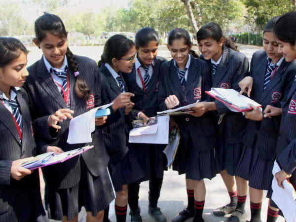 10वीं और 12वीं में उत्तीर्ण होने हेतु पासिंग मार्क्स कम किये गये