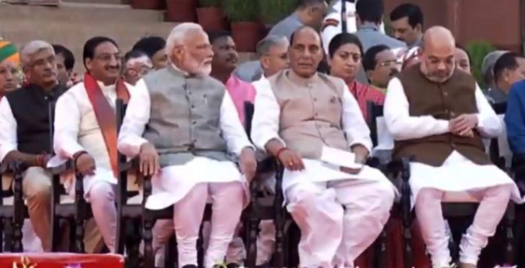 पांच केन्द्रीय मंत्रियों का इस्तीफ़ा, मंत्रिमंडल में फेरबदल संभव