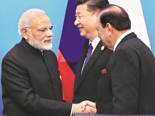 PM Modi shakes hands with Pakistan’s President Mamnoon Hussain in presence of Xi Jinping at SCO