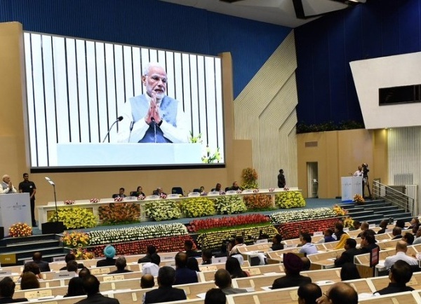 प्रधानमंत्री नरेंद्र मोदी ने अंतर्राष्ट्रीय सौर गठबंधन की पहली सभा का उद्घाटन किया