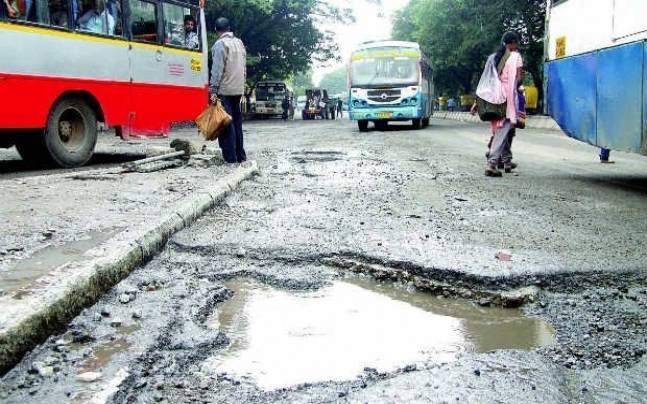 भारत में सड़क के गड्ढों से 2017 में 3,597 लोगों की मौत: रिपोर्ट