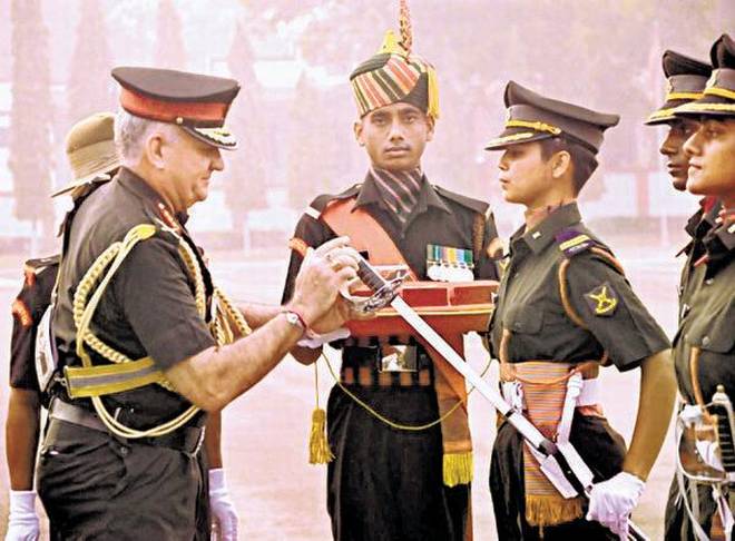 आर्मी ट्रेनिंग के 55 साल के इतिहास में पहली बार 2 महिला कैडेट्स ने शीर्ष सम्मान जीता