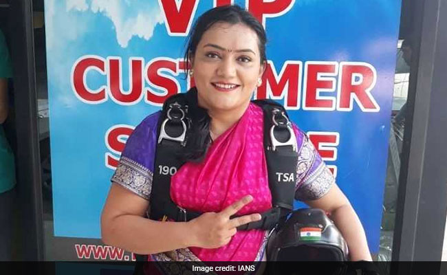 शीतल राणे ने साड़ी में Skydiving कर विश्व रिकॉर्ड बनाया