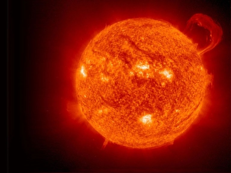 Seventy year old mystery of how magnetic waves heat the Sun cracked in hindi
