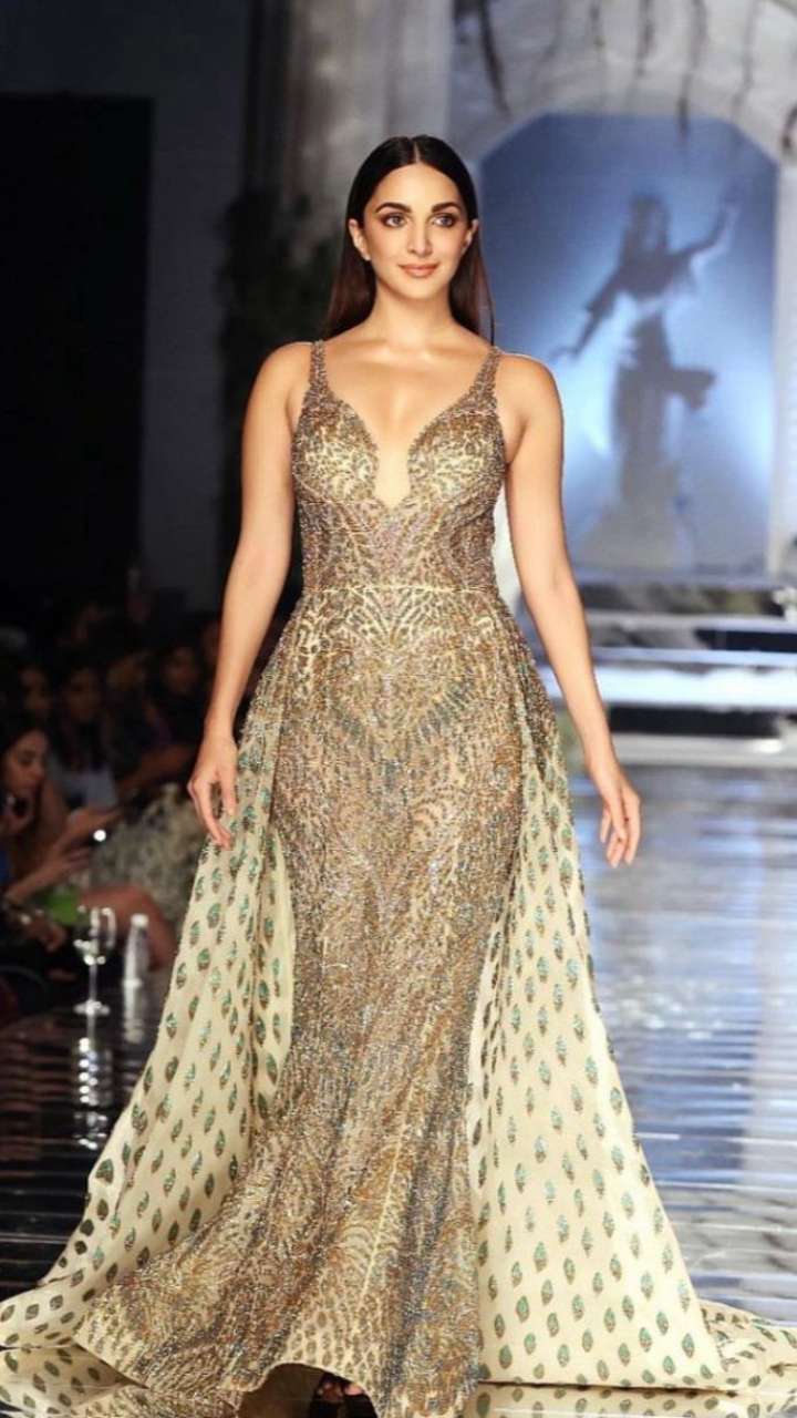 Priyanka Chopra makes a regal entry at Jio MAMI Film Fest in a golden  ensemble, paparazzi cheers for 'desi girl'. Watch | Bollywood News - The  Indian Express